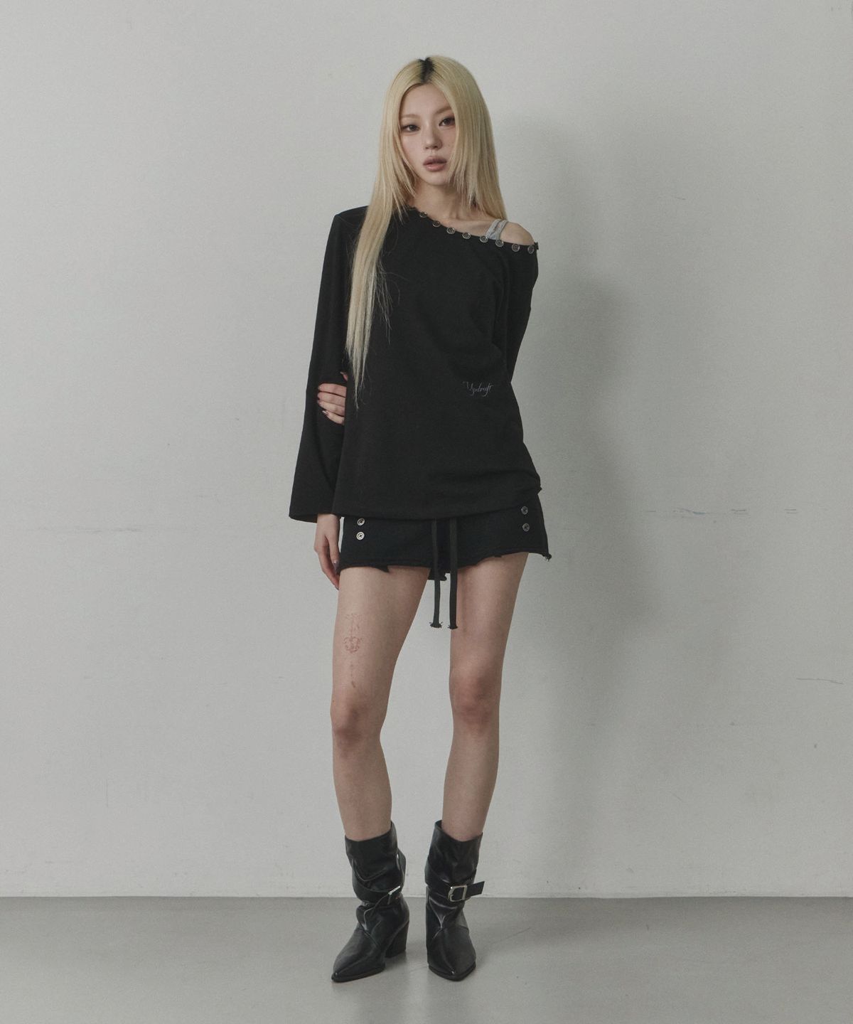 업드래프트(UPDRAFT) Button One-Shoulder Long Sleeve [Black]