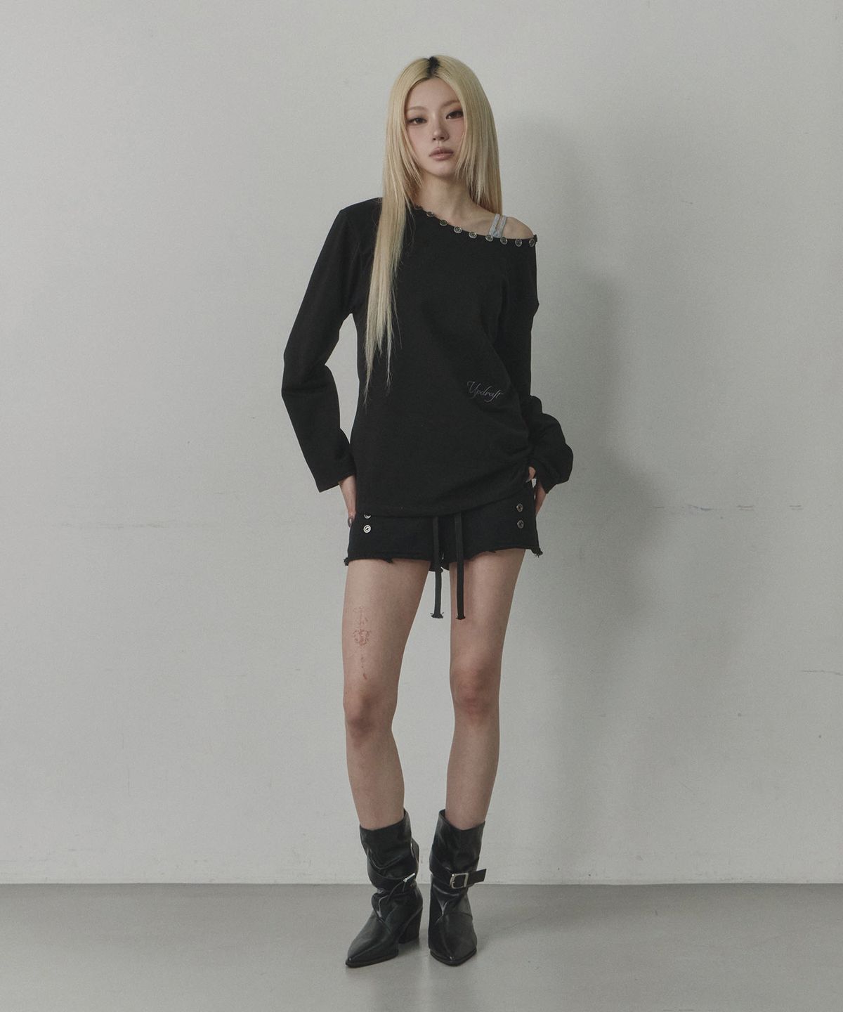업드래프트(UPDRAFT) Button One-Shoulder Long Sleeve [Black]