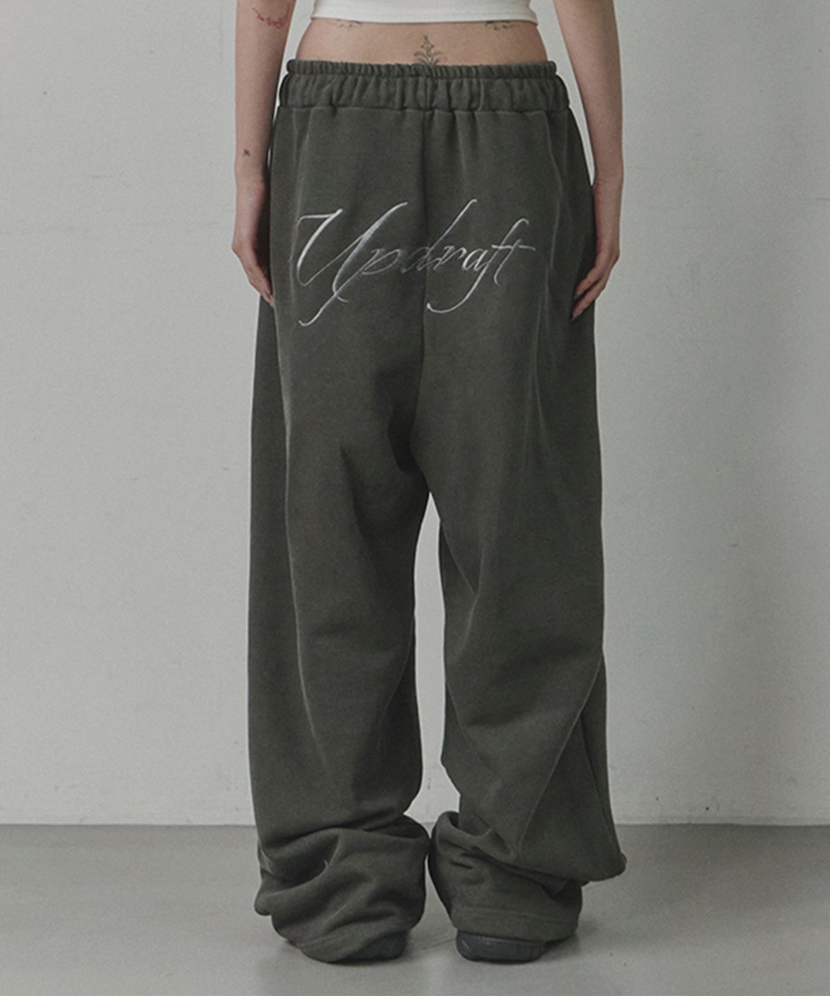 업드래프트(UPDRAFT) Cut-out Line Rivet Washed Track Pants [Warm Grey]