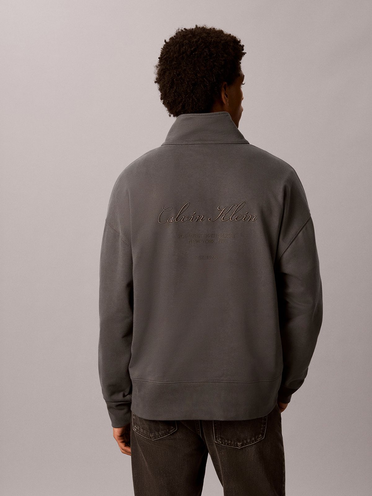 캘빈클라인 진(CALVIN KLEIN JEANS) 프리미엄 테리 옥타곤 스크립트 퍼넬넥 쿼터집 스웨트셔츠 4RH254G QGE