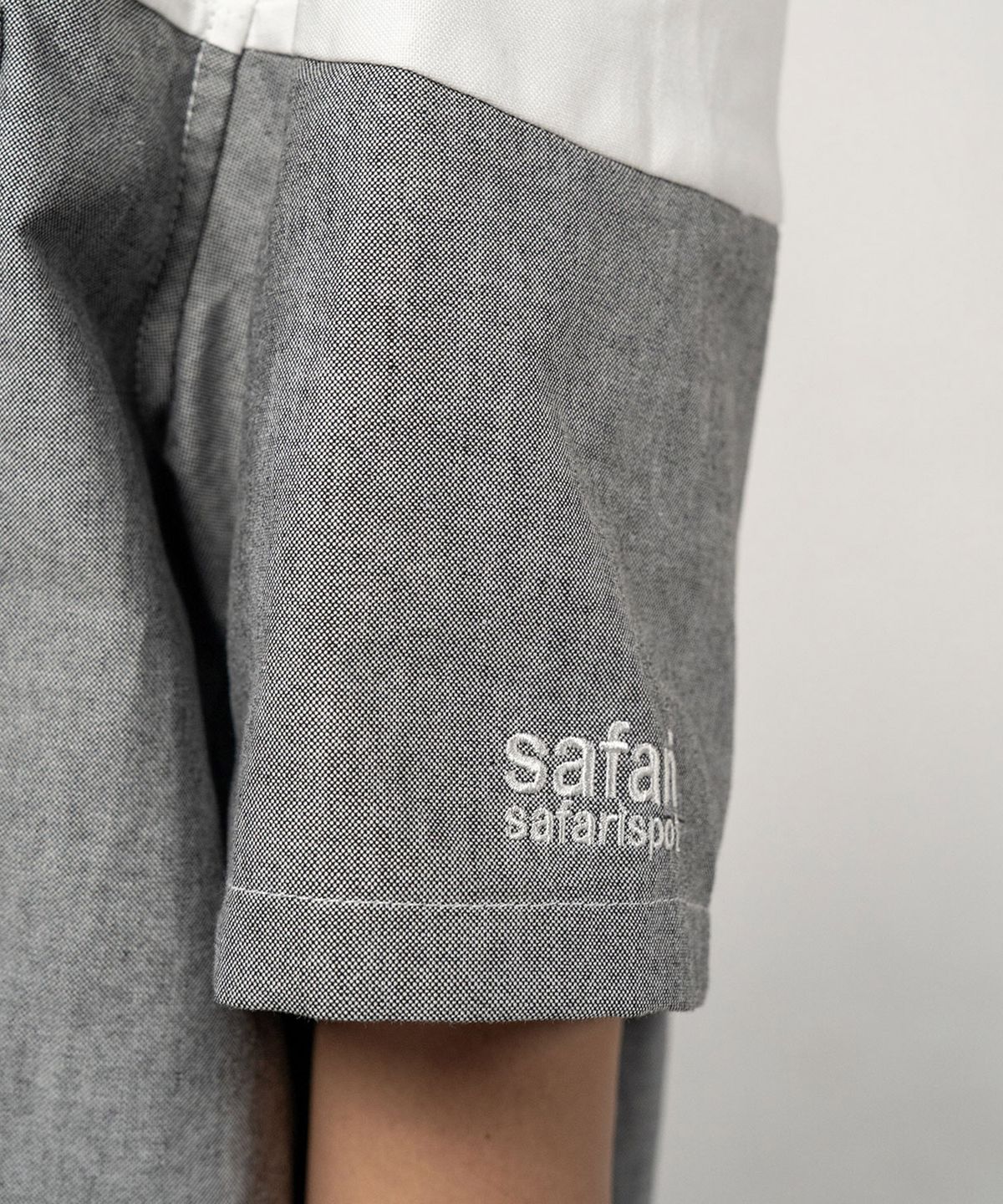 사파리스팟(SAFARISPOT) 레귤러 투 톤 하프 셔츠 (화이트/그레이)