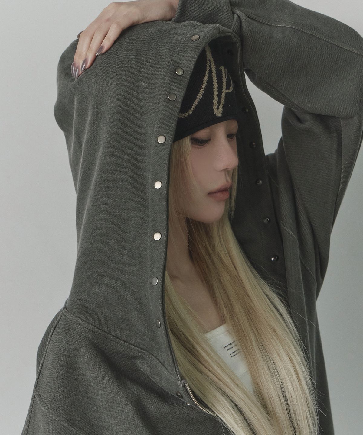 업드래프트(UPDRAFT) Seamed Rivet Washed Zip-up Hoodie [Warm Grey]