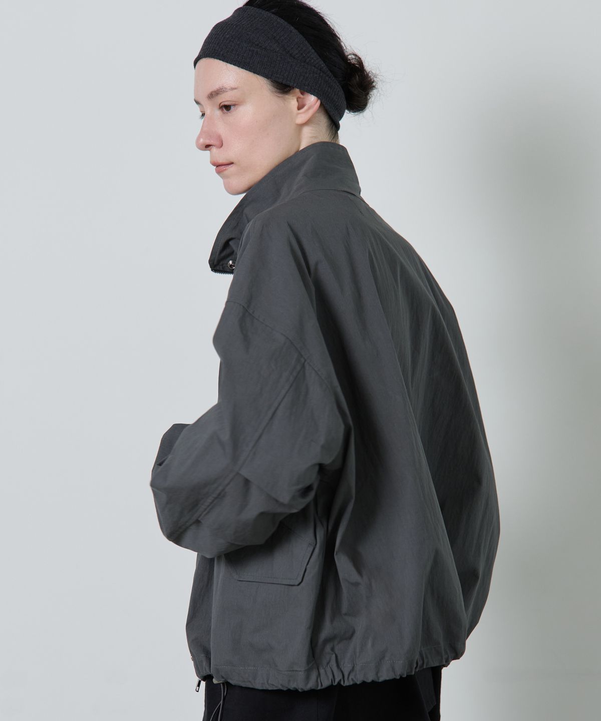 누베르(NUVERE) Gathered Blouson Charcoal