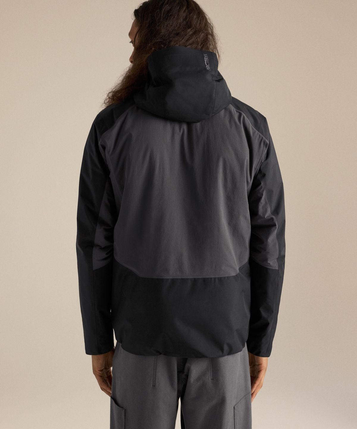 아크테릭스(ARCTERYX) 솔라노 인슐레이티드 후디 남성 - BLACK/GRAPHITE / AJQFM11000