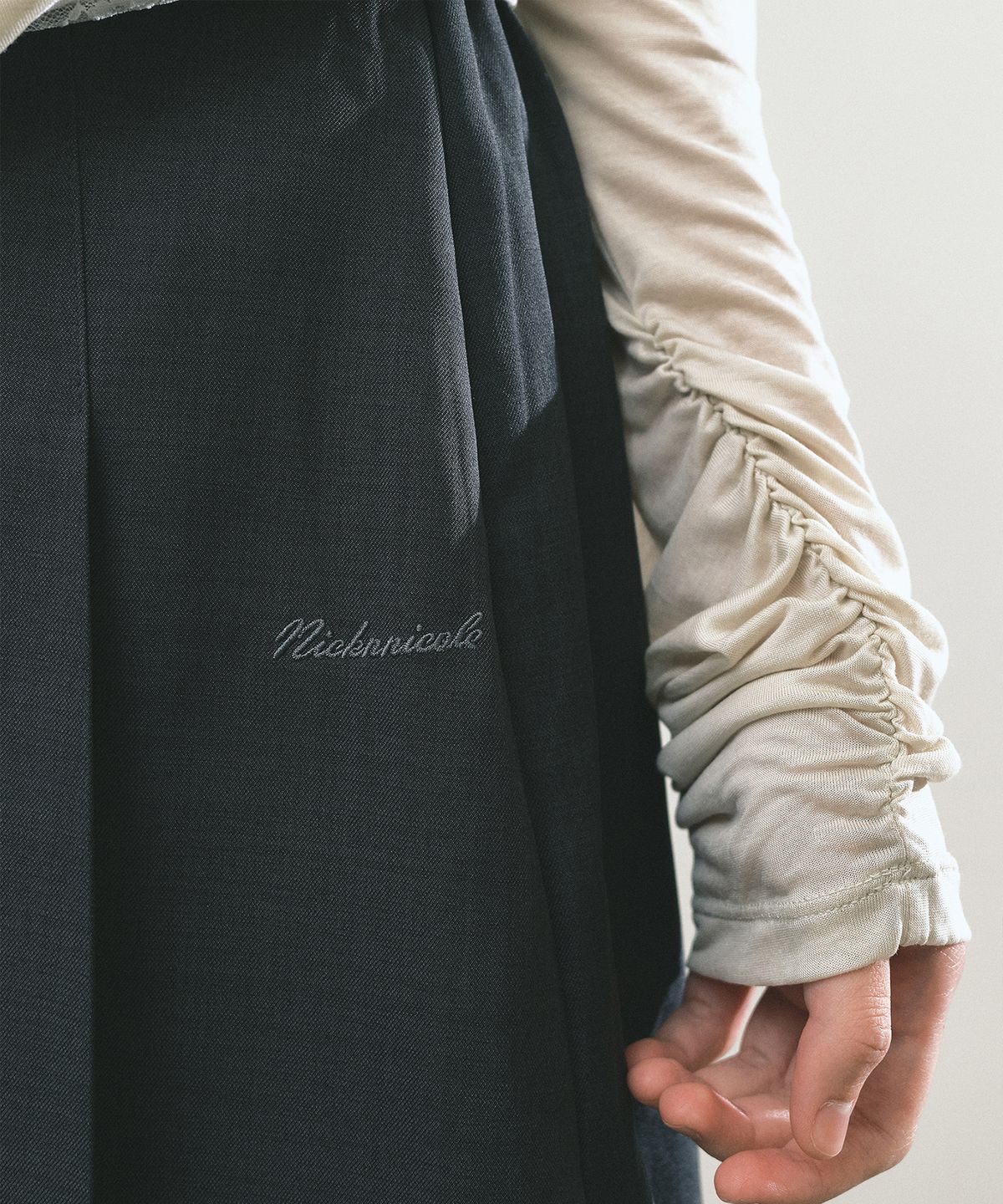 닉앤니콜(NICK&NICOLE) PLEATED LAYERED SKIRT PANTS_CHARCOAL