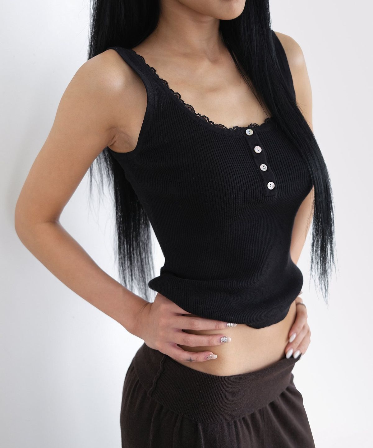 오오티엔(OOTN) LACE TRIM SLEEVELESS KNIT [BLACK]