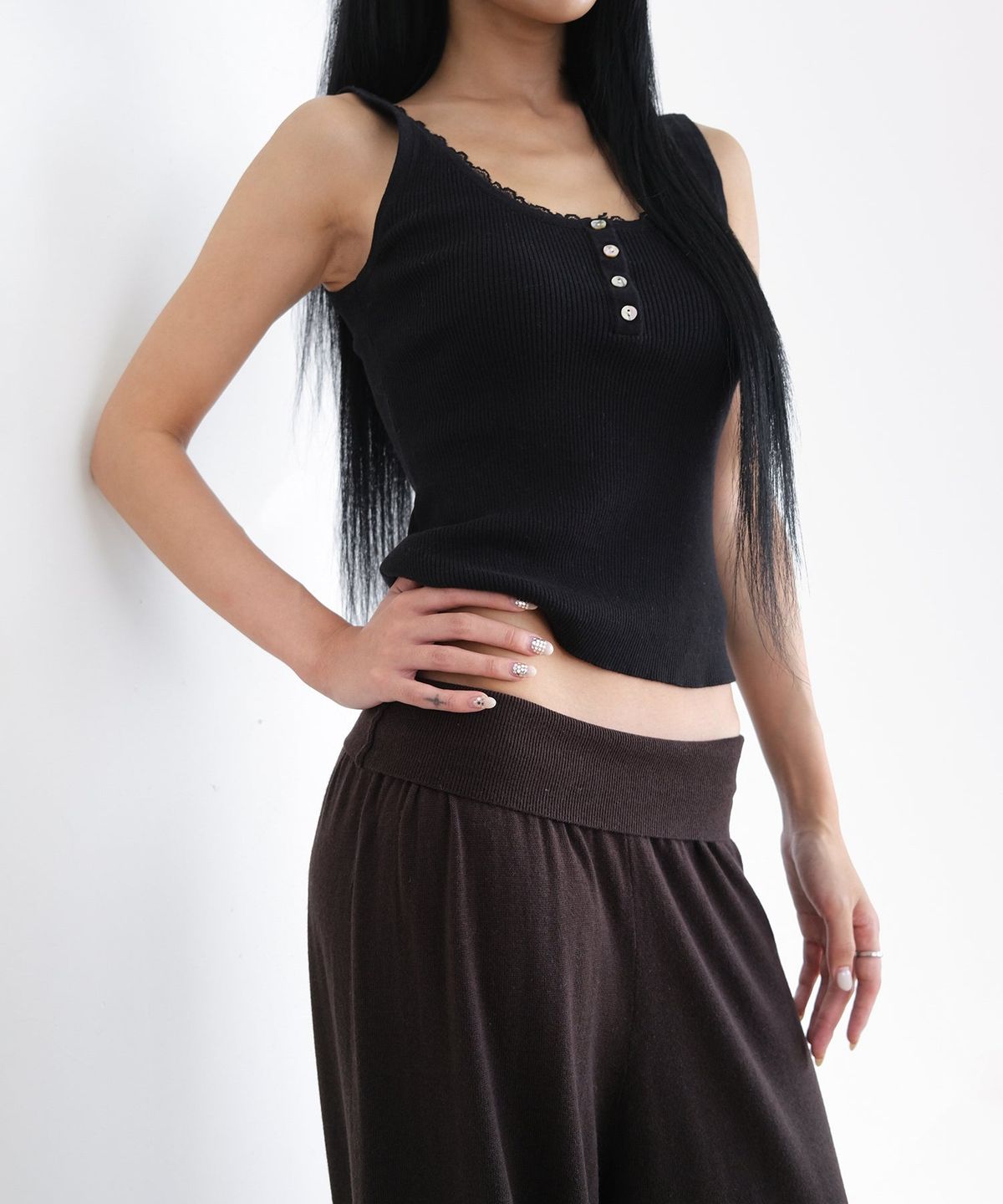오오티엔(OOTN) LACE TRIM SLEEVELESS KNIT [BLACK]