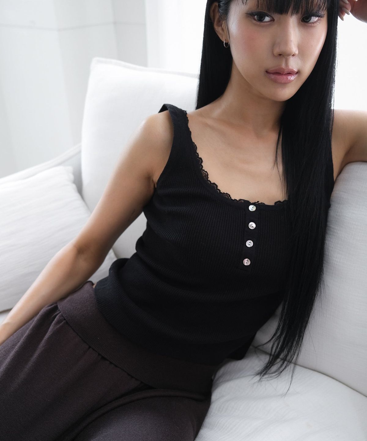 오오티엔(OOTN) LACE TRIM SLEEVELESS KNIT [BLACK]