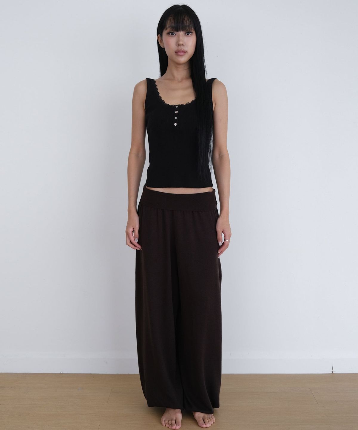 오오티엔(OOTN) LACE TRIM SLEEVELESS KNIT [BLACK]