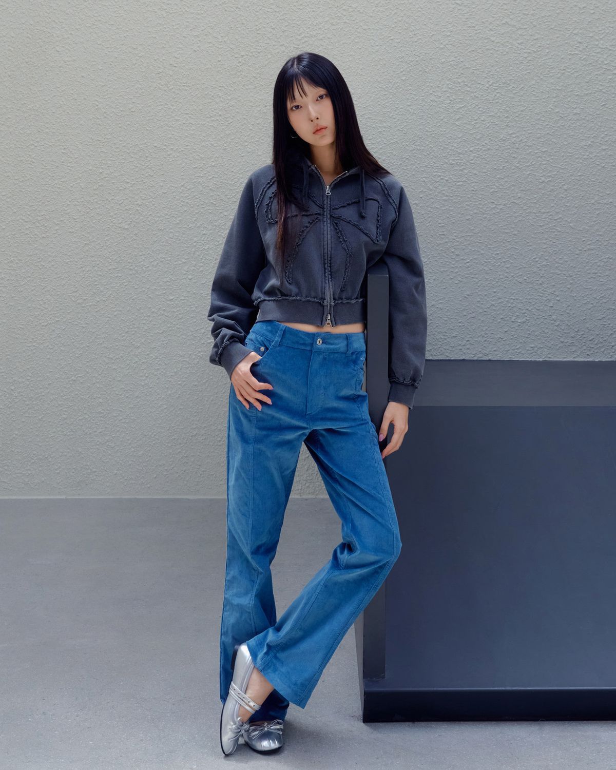아크메드라비(ACME DE LA VIE) WOMAN RIBBON APPLIQUE CROP HOODIE ZIP UP