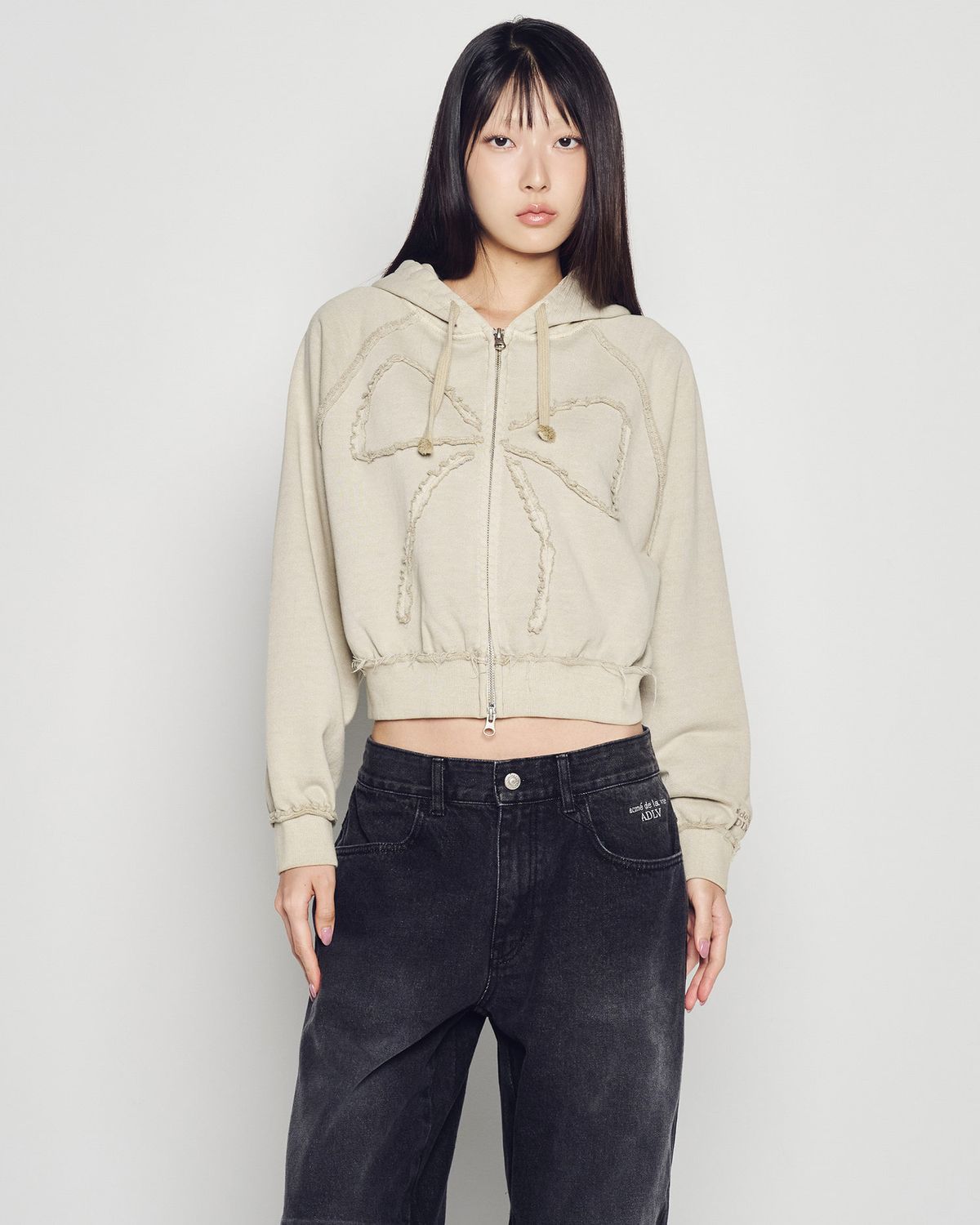 아크메드라비(ACME DE LA VIE) WOMAN RIBBON APPLIQUE CROP HOODIE ZIP UP