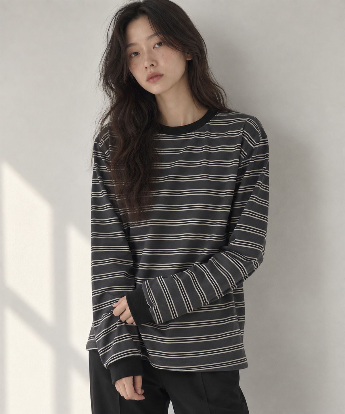사유(SAYUU) 스트라이프 비스킷 긴팔 티 차콜