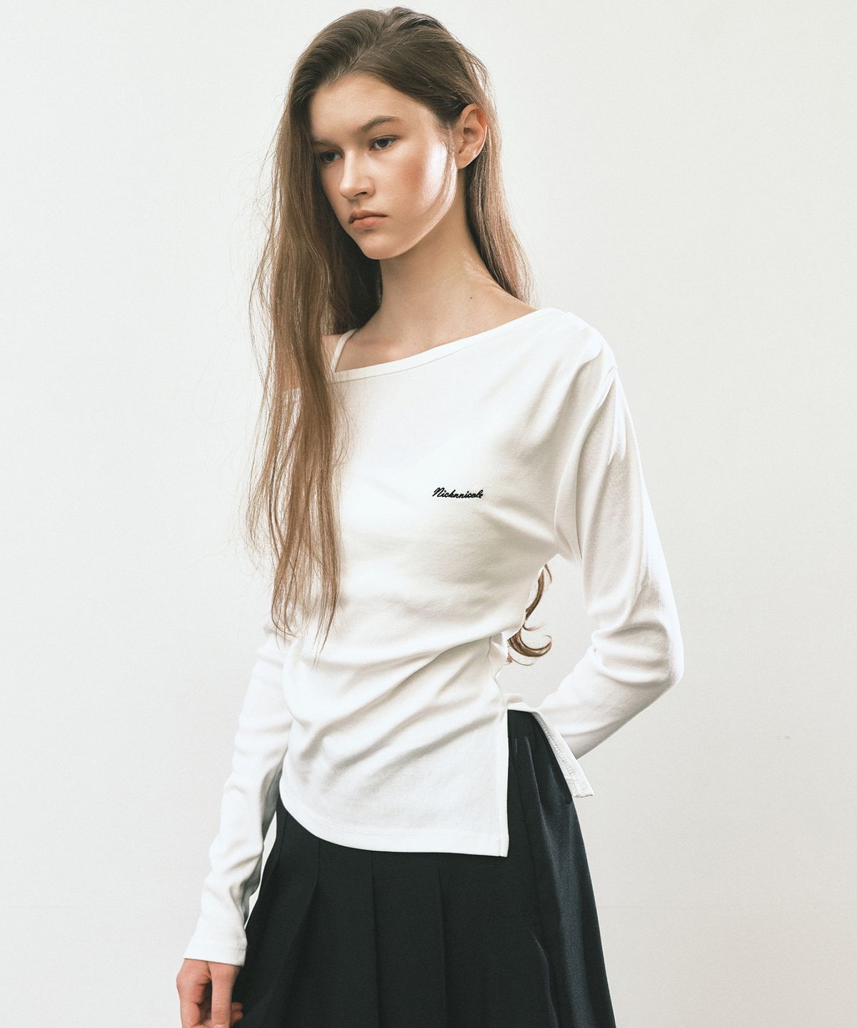 닉앤니콜(NICK&NICOLE) DIAGONAL OFF SHOULDER TOP_IVORY