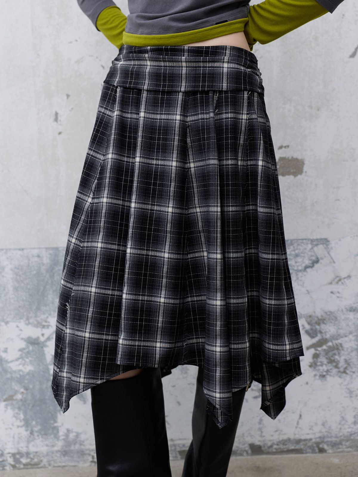 레이브(RAIVE) Check Unbalanced Midi Skirt in Black VW6AS983-10