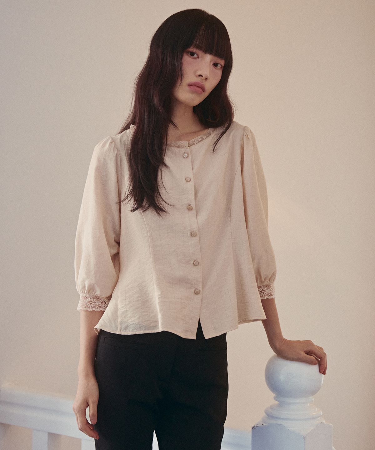 오앨(OUEL) LACE TRIM FLARED PANEL BLOUSE_SALMON PINK