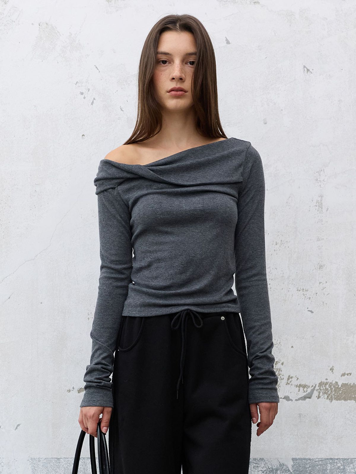 레이브(RAIVE) Twist Off-Shoulder Top VW6AE968_2color