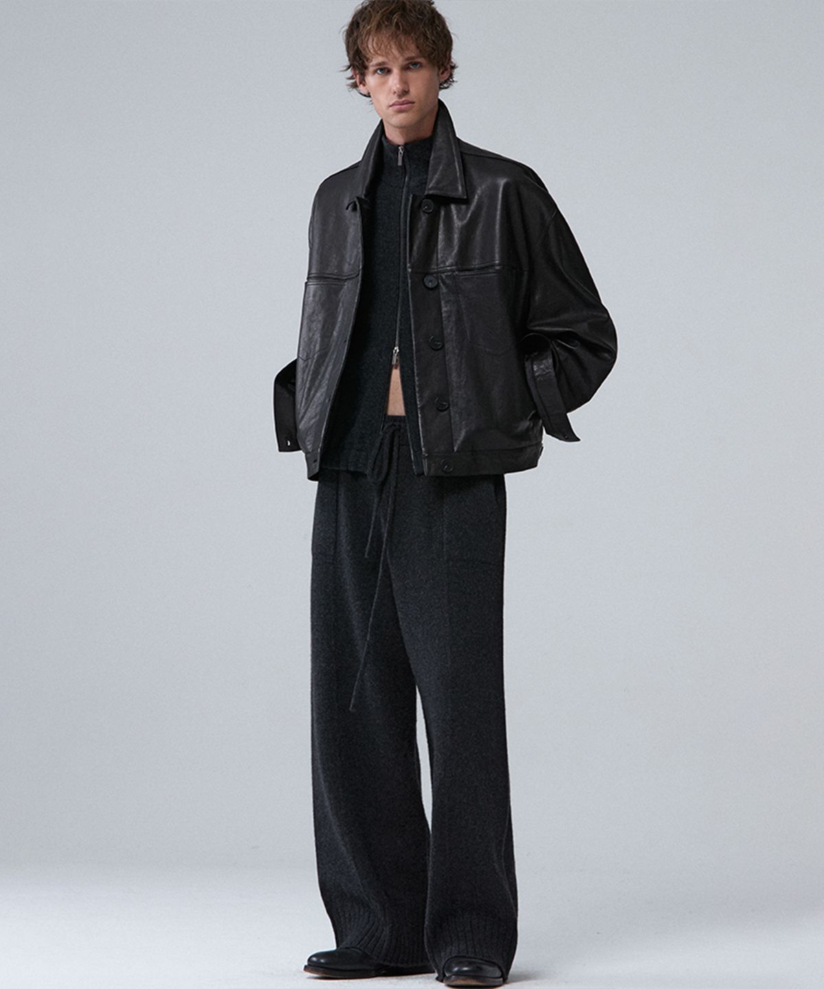 우마뭉(UMARMUNG) Italian vegetable lambskin trucker jacket_Earthy black