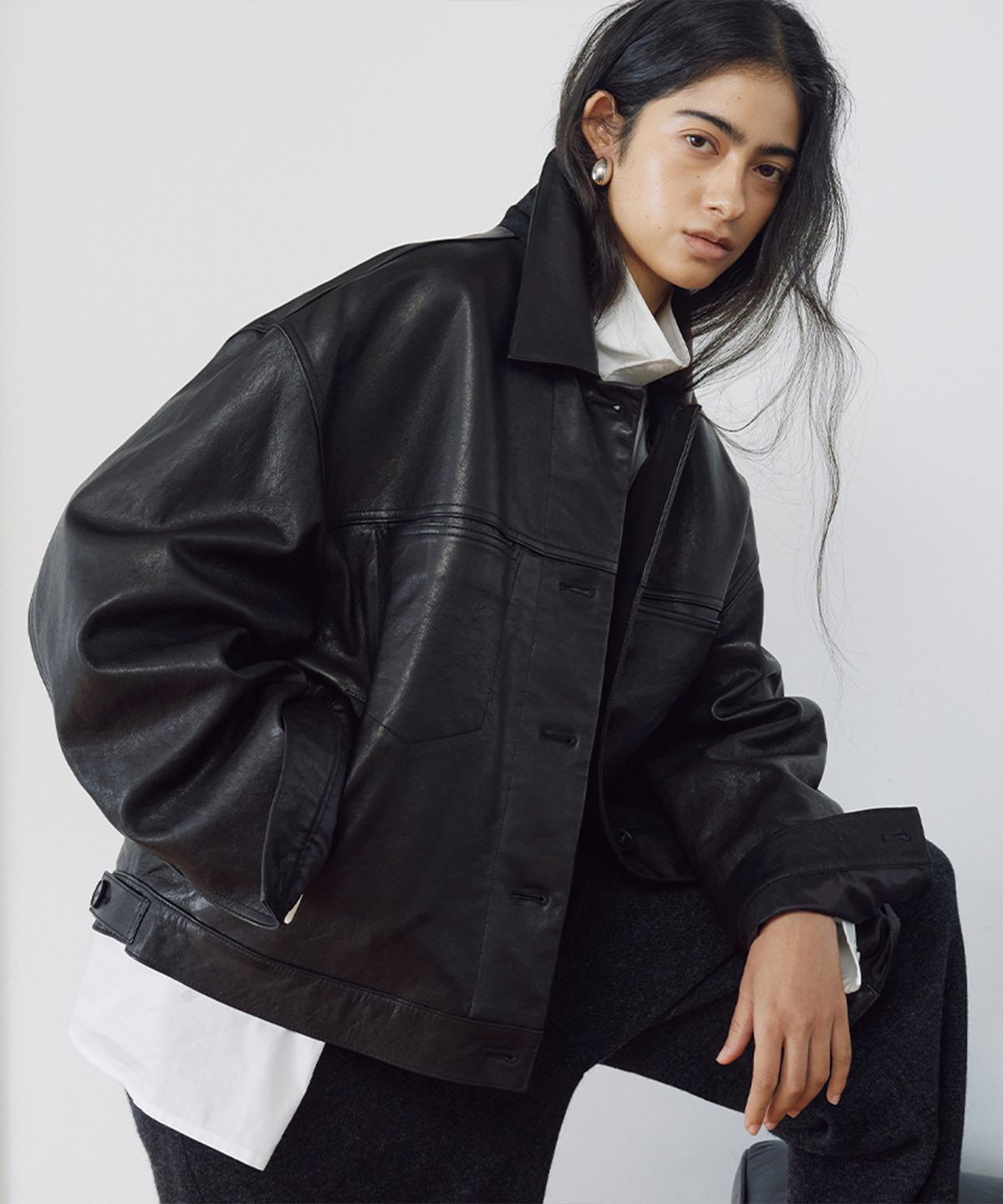 우마뭉(UMARMUNG) Italian vegetable lambskin trucker jacket_Earthy black