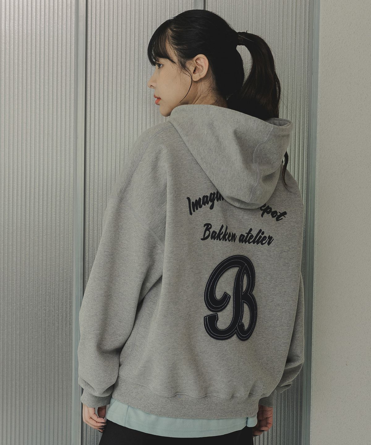 바켄(BAKKEN) [우먼] B SYMBOL 아플리케 후디 BK6989 (3COLOR)