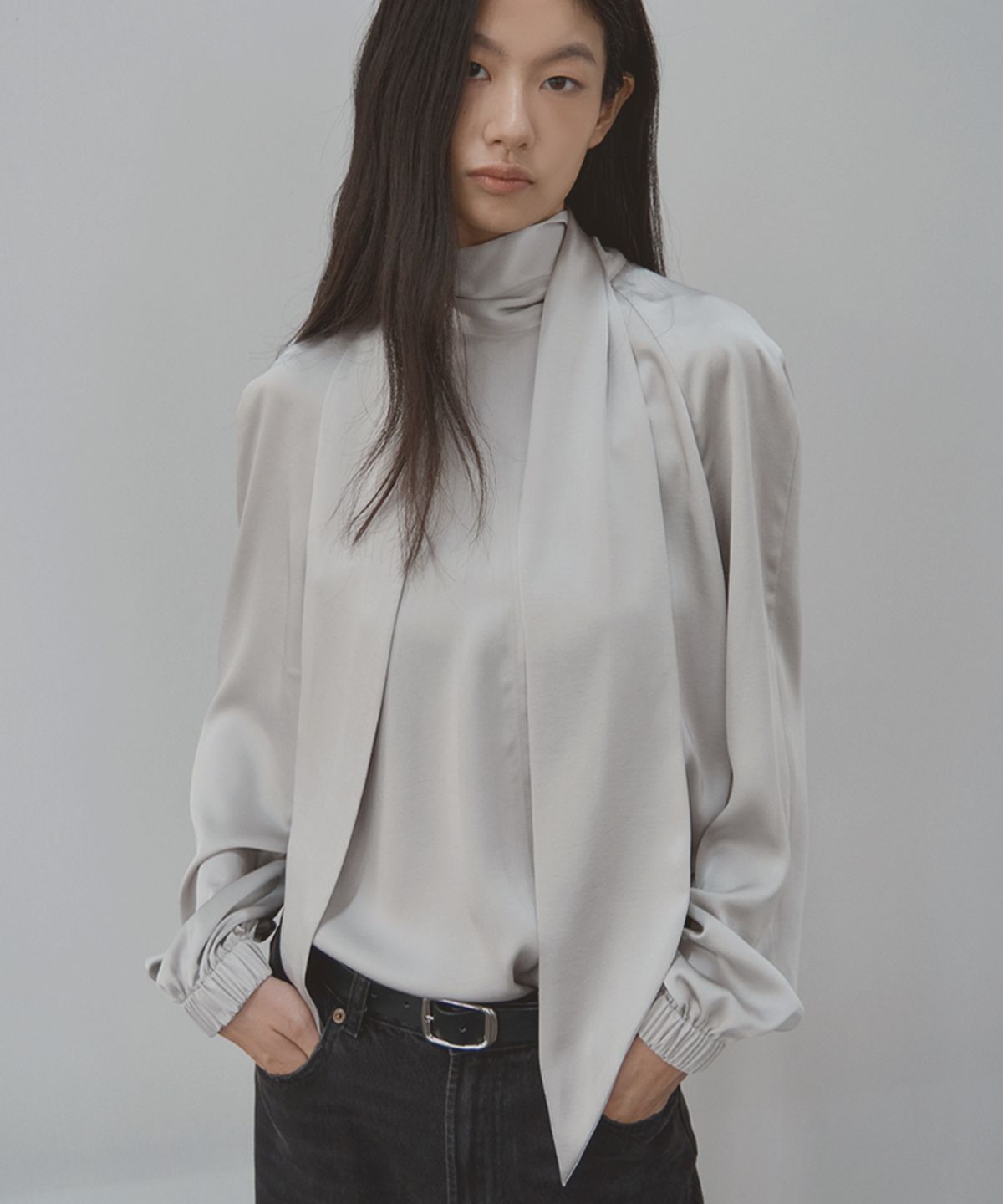 시그레이트(SIGREAT) SATIN TIE VOLUME BLOUSE_SILVER GREY