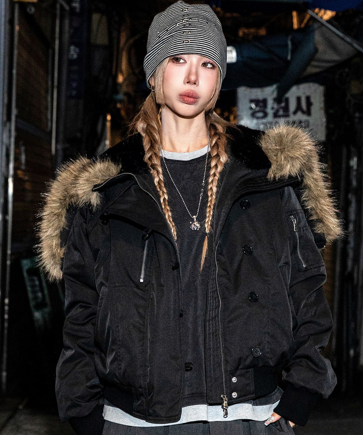 엑스톤즈(XTONZ) XF017 오블리크 N2B 퍼 봄버 자켓 (BLACK)