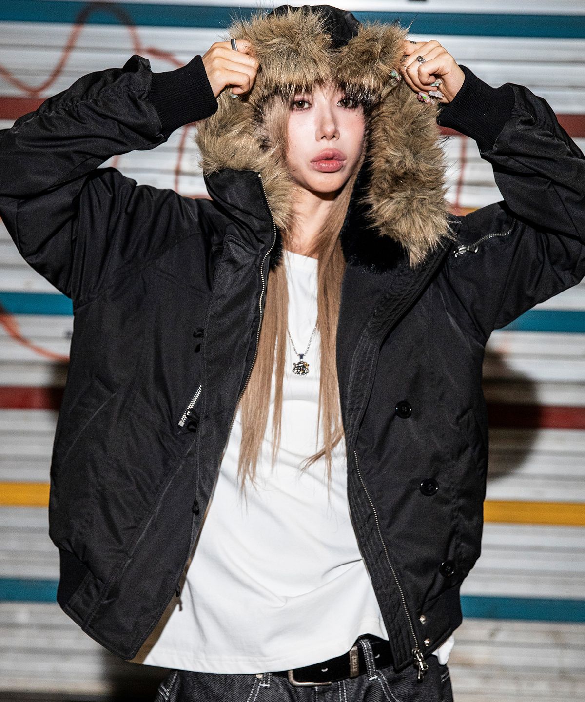 엑스톤즈(XTONZ) XF017 오블리크 N2B 퍼 봄버 자켓 (BLACK)