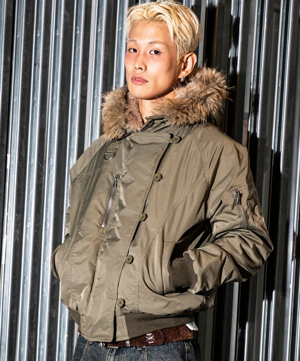 엑스톤즈(XTONZ) XF017 오블리크 N2B 퍼 봄버 자켓 (KHAKI)