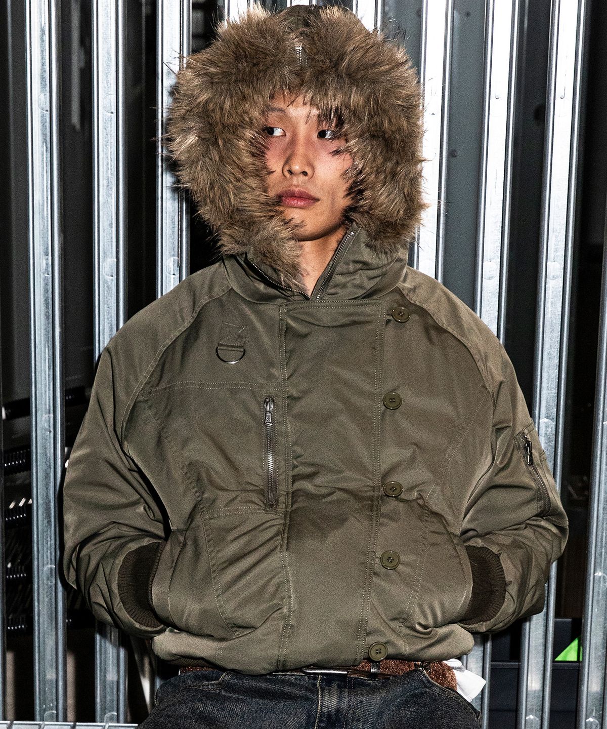 엑스톤즈(XTONZ) XF017 오블리크 N2B 퍼 봄버 자켓 (KHAKI)