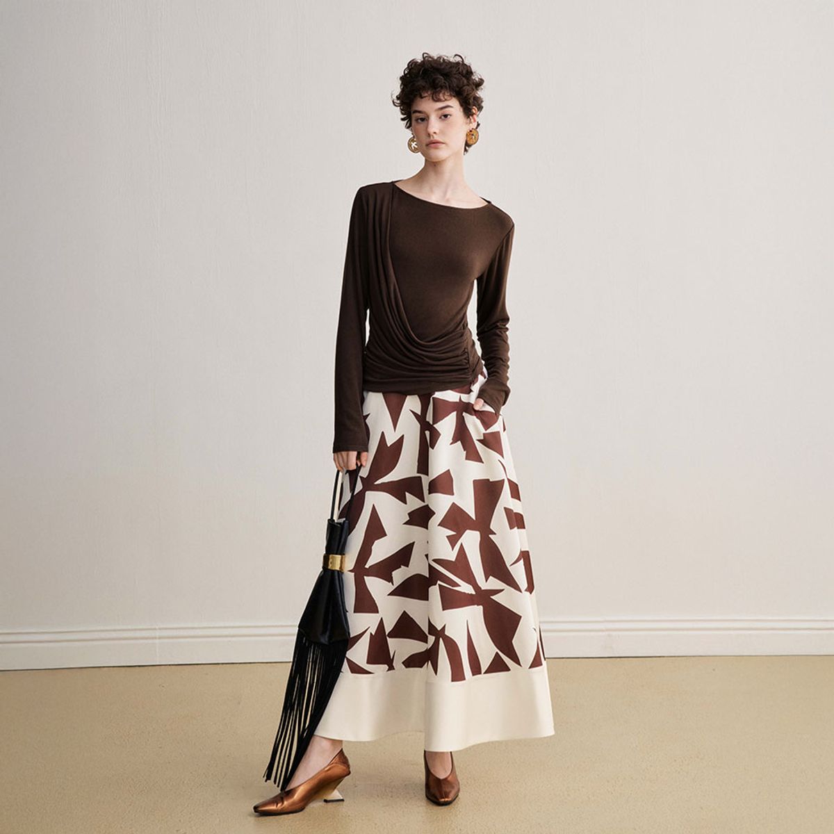 와이와이아이엠(YYIAM) YY_Brown off-shoulder top