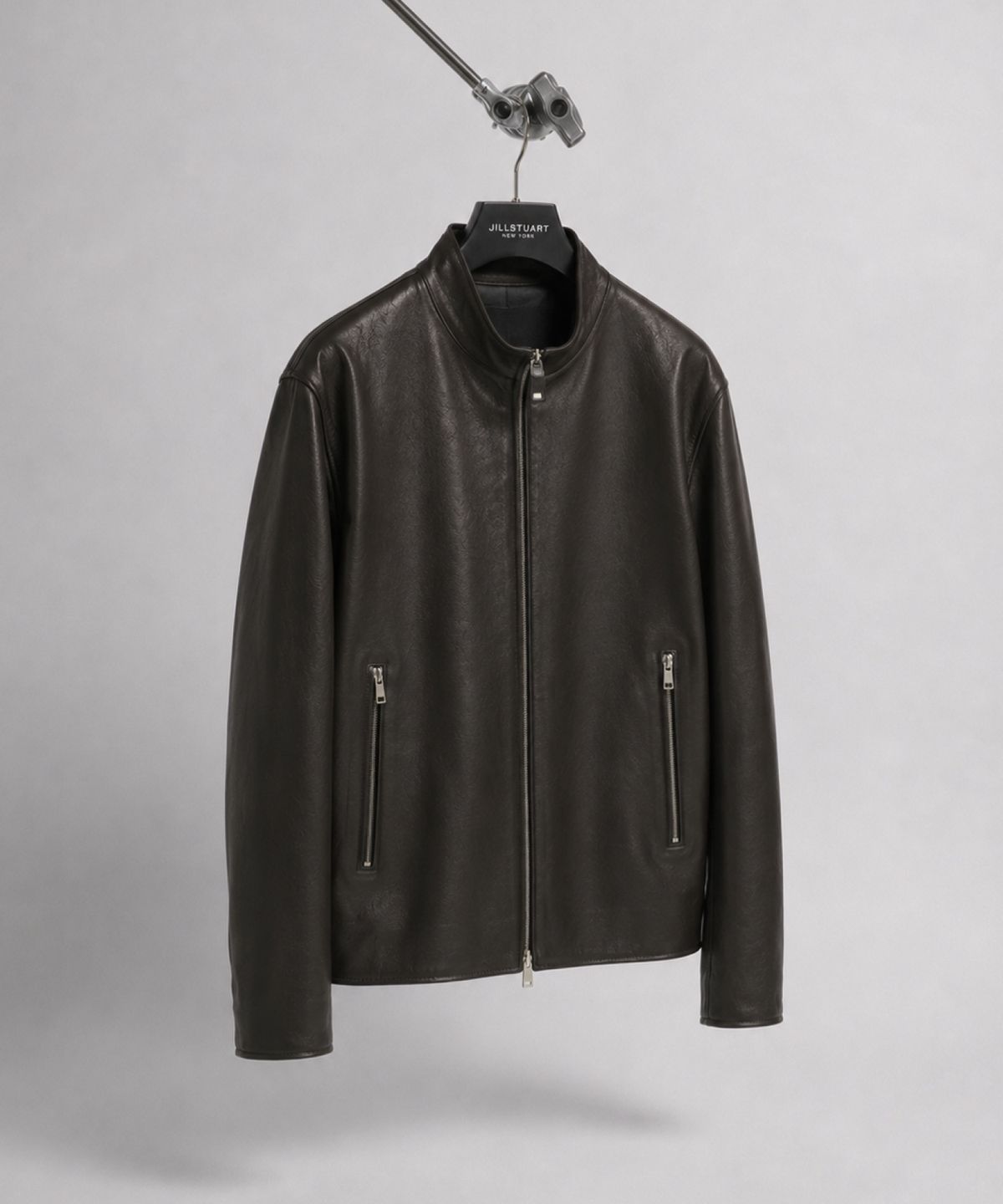 질스튜어트뉴욕 맨(JILLSTUART NEWYORK MEN) [ITALY] 램스킨 밴드넥 트러커 - 블랙 (JNJU6C053BK)