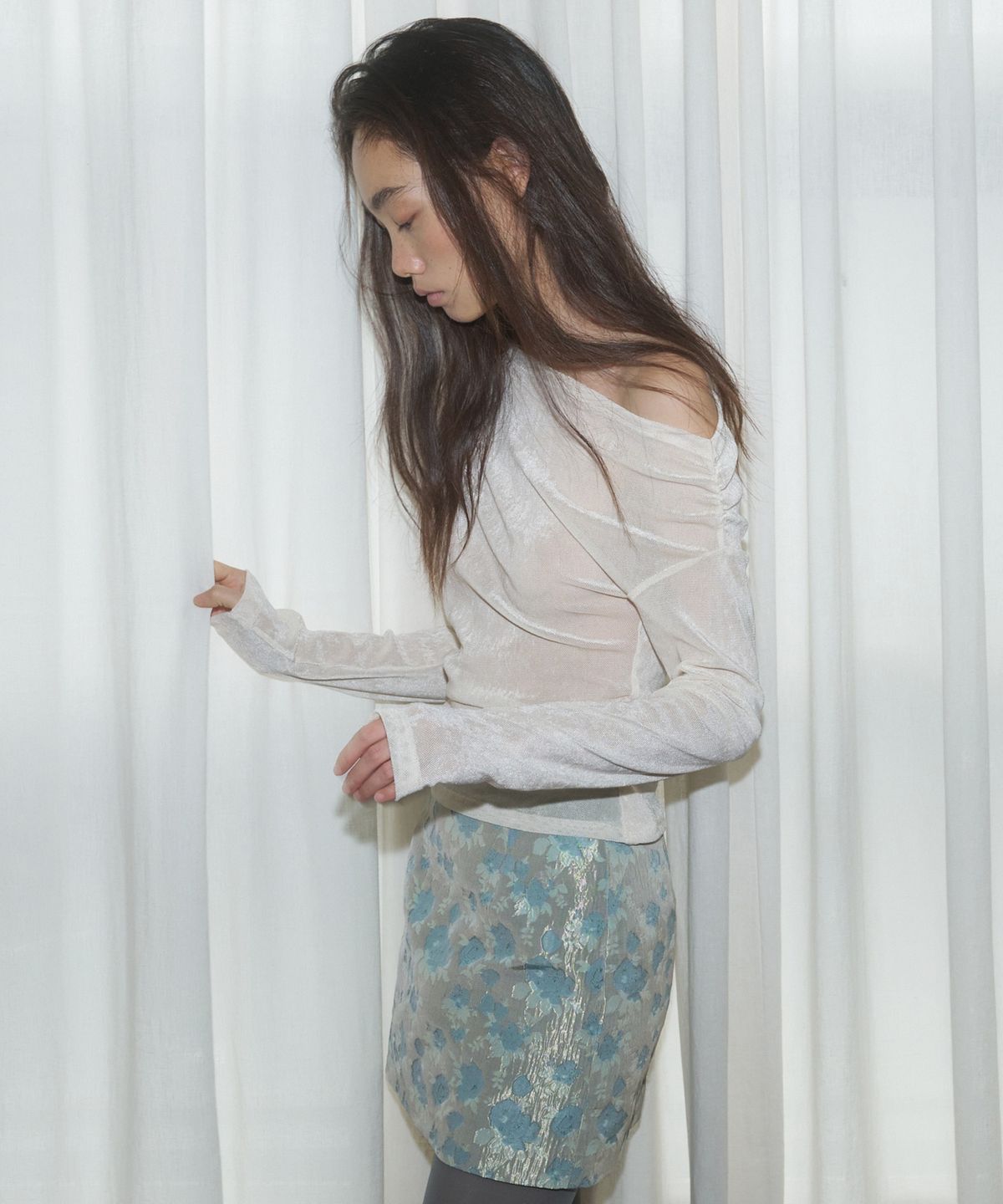 더포르타(THEPORTA) VELVET OFF-SHOULDER TOP, CREAM
