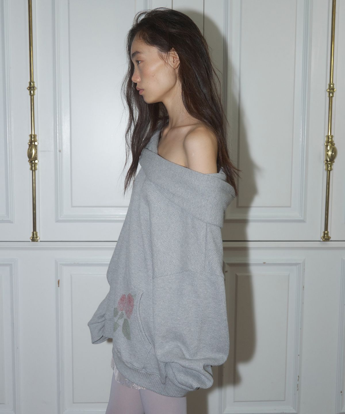 더포르타(THEPORTA) ROSE OFF-SHOULDER HOOD TOP, GRAY