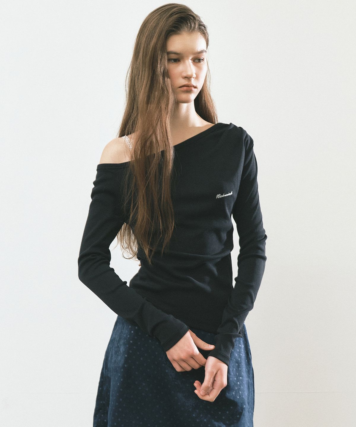 닉앤니콜(NICK&NICOLE) DIAGONAL OFF SHOULDER TOP_BLACK