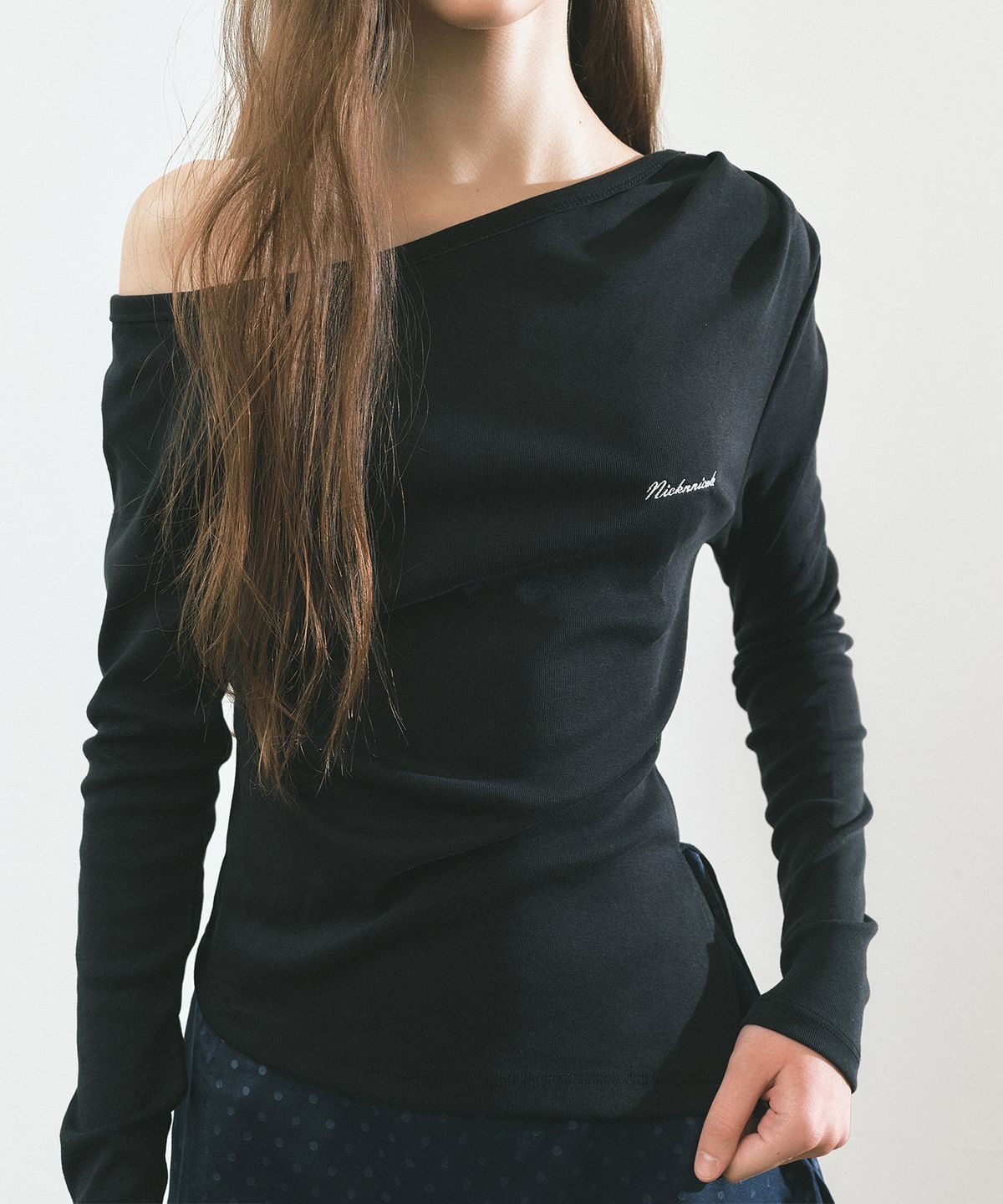 닉앤니콜(NICK&NICOLE) DIAGONAL OFF SHOULDER TOP_BLACK