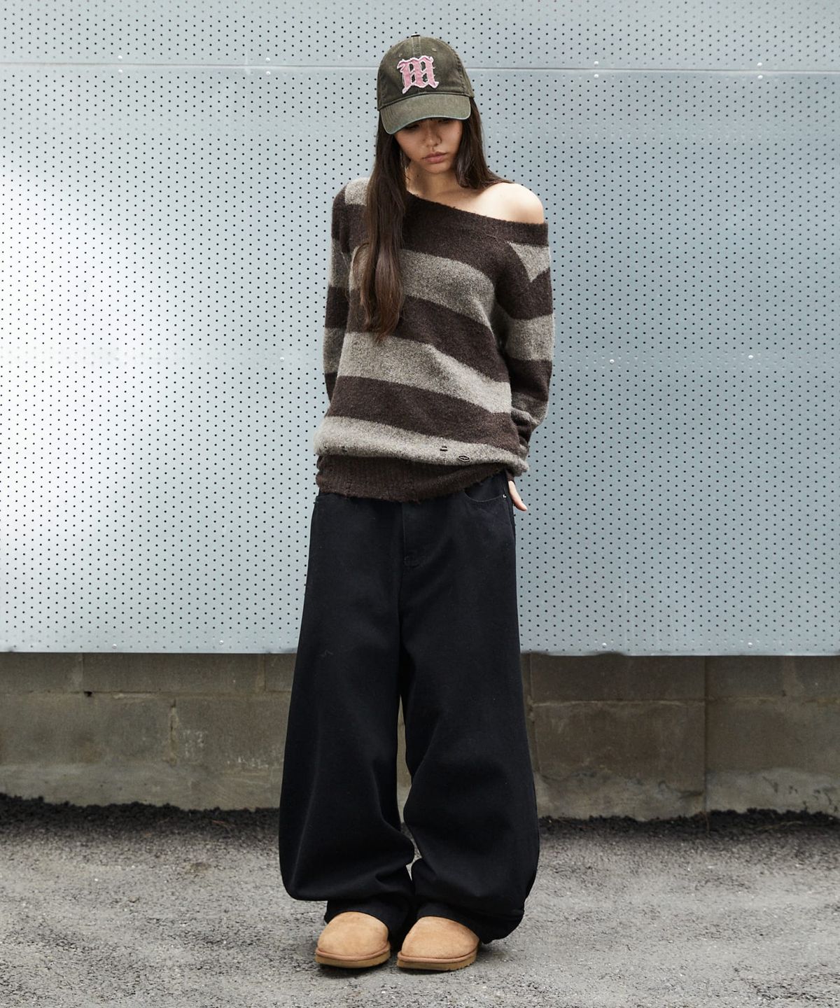 마하그리드(MAHAGRID) DAMAGED OFF SHOULDER STRIPE KNIT[BROWN]