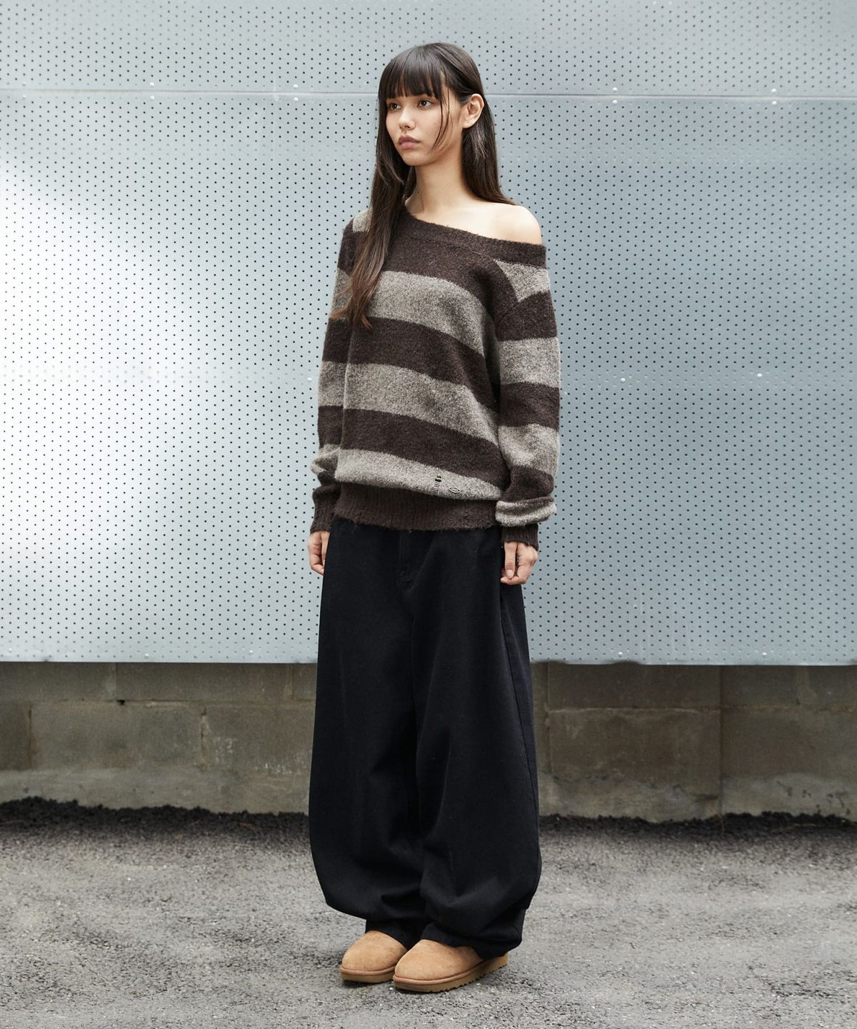 마하그리드(MAHAGRID) DAMAGED OFF SHOULDER STRIPE KNIT[BROWN]