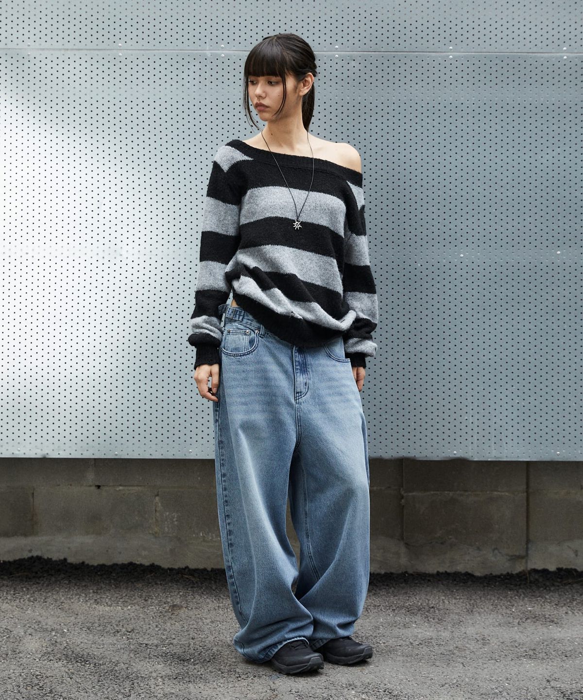 마하그리드(MAHAGRID) DAMAGED OFF SHOULDER STRIPE KNIT[BLACK]