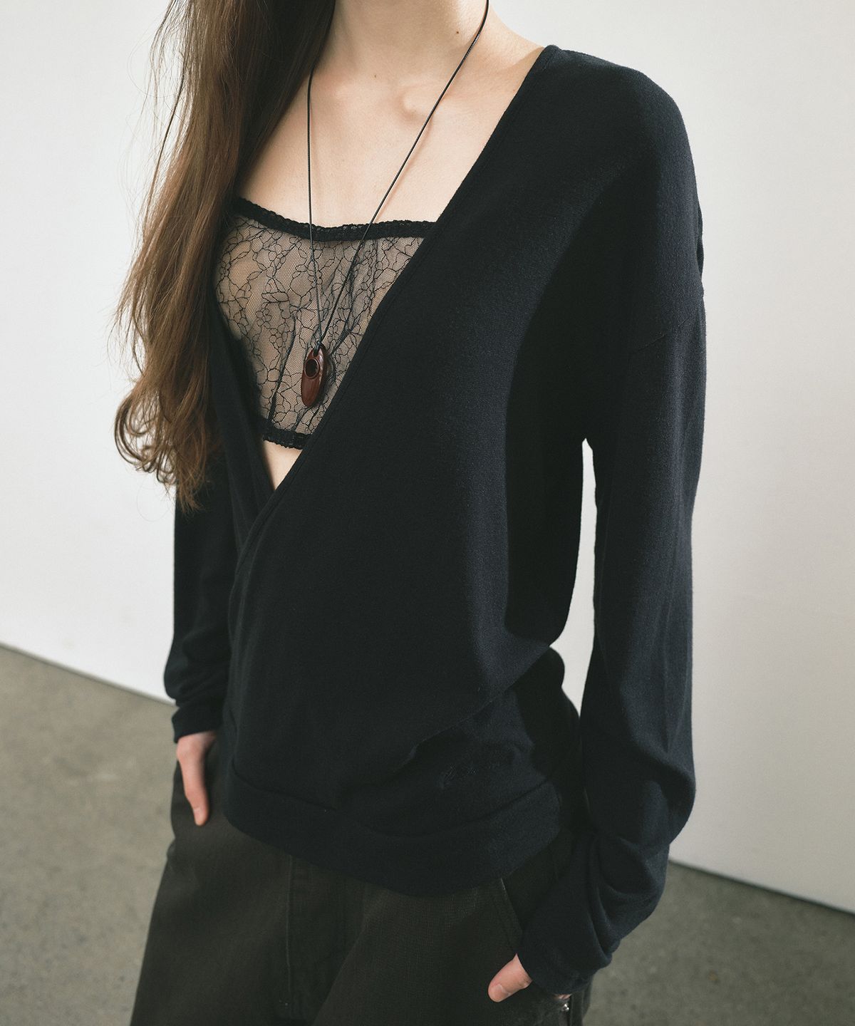 닉앤니콜(NICK&NICOLE) DEEP WRAP V-NECK LONG SLEEVE TOP_BLACK
