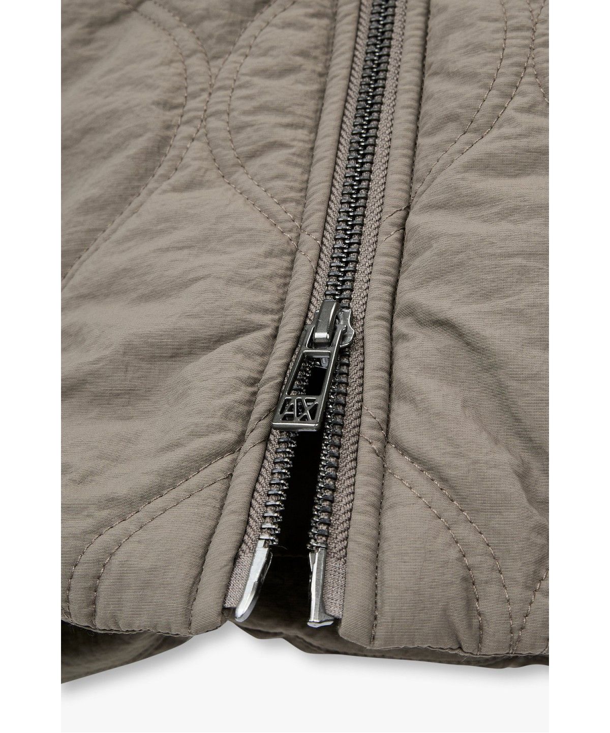 아르마니 익스체인지(ARMANI EXCHANGE) 남성 1991 로고 웨이브 퀼팅 자켓 _웜 그레이_A416310018