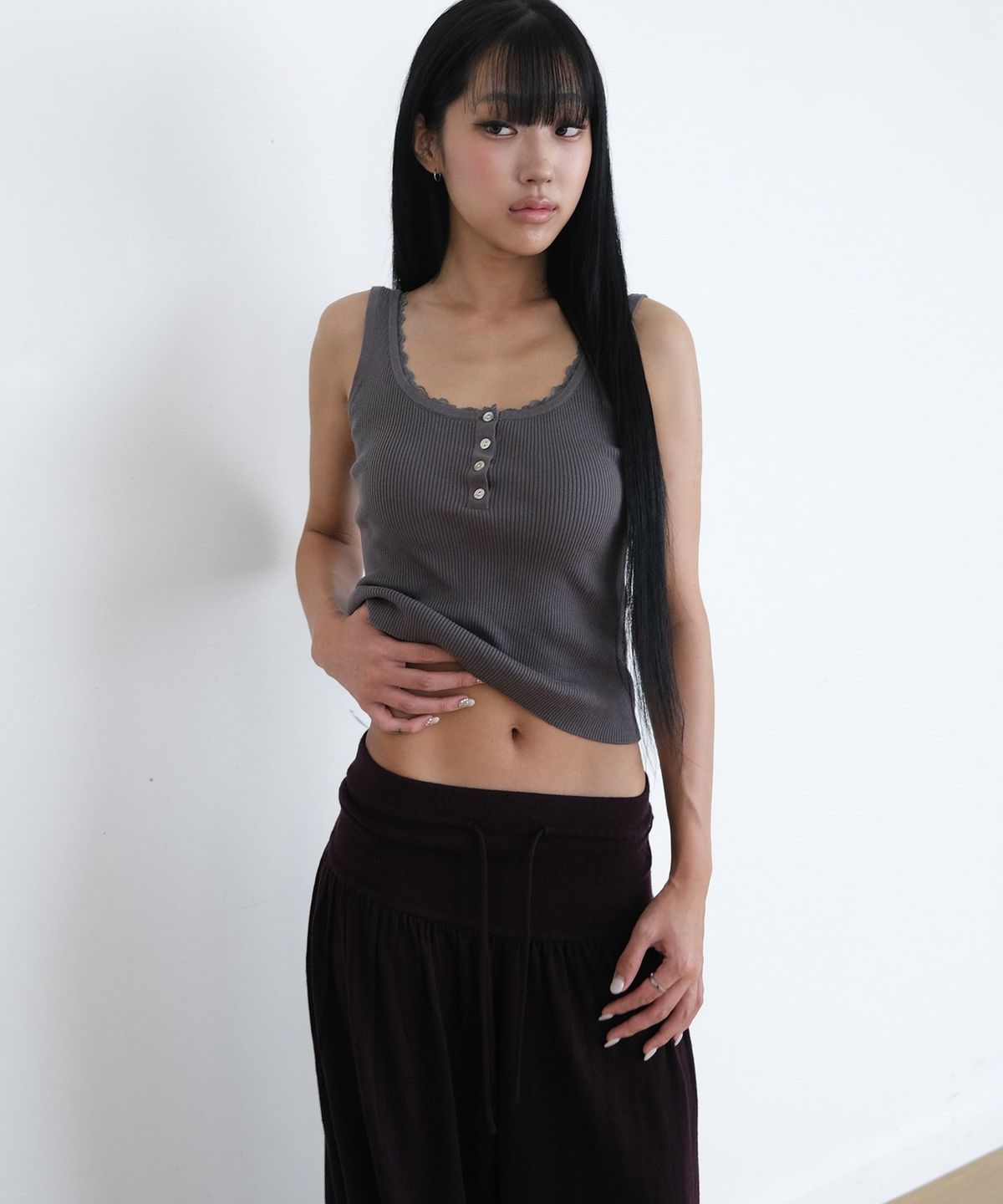 오오티엔(OOTN) LACE TRIM SLEEVELESS KNIT [CHARCOAL]