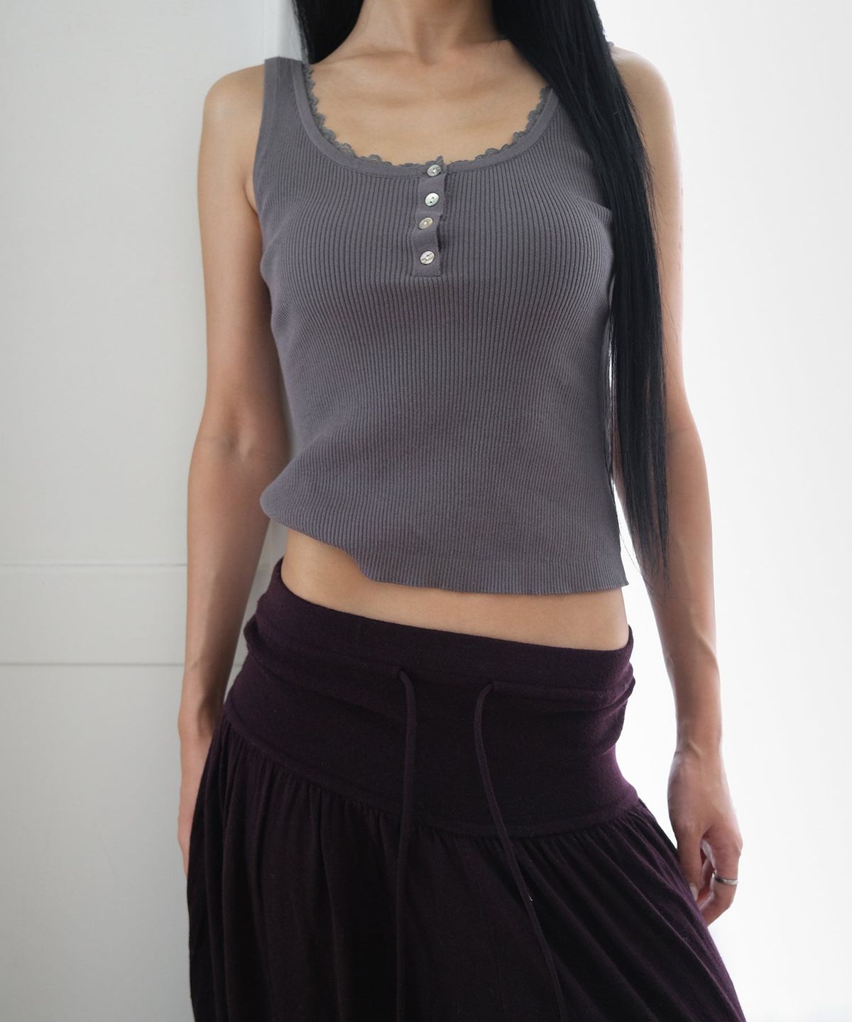 오오티엔(OOTN) LACE TRIM SLEEVELESS KNIT [CHARCOAL]