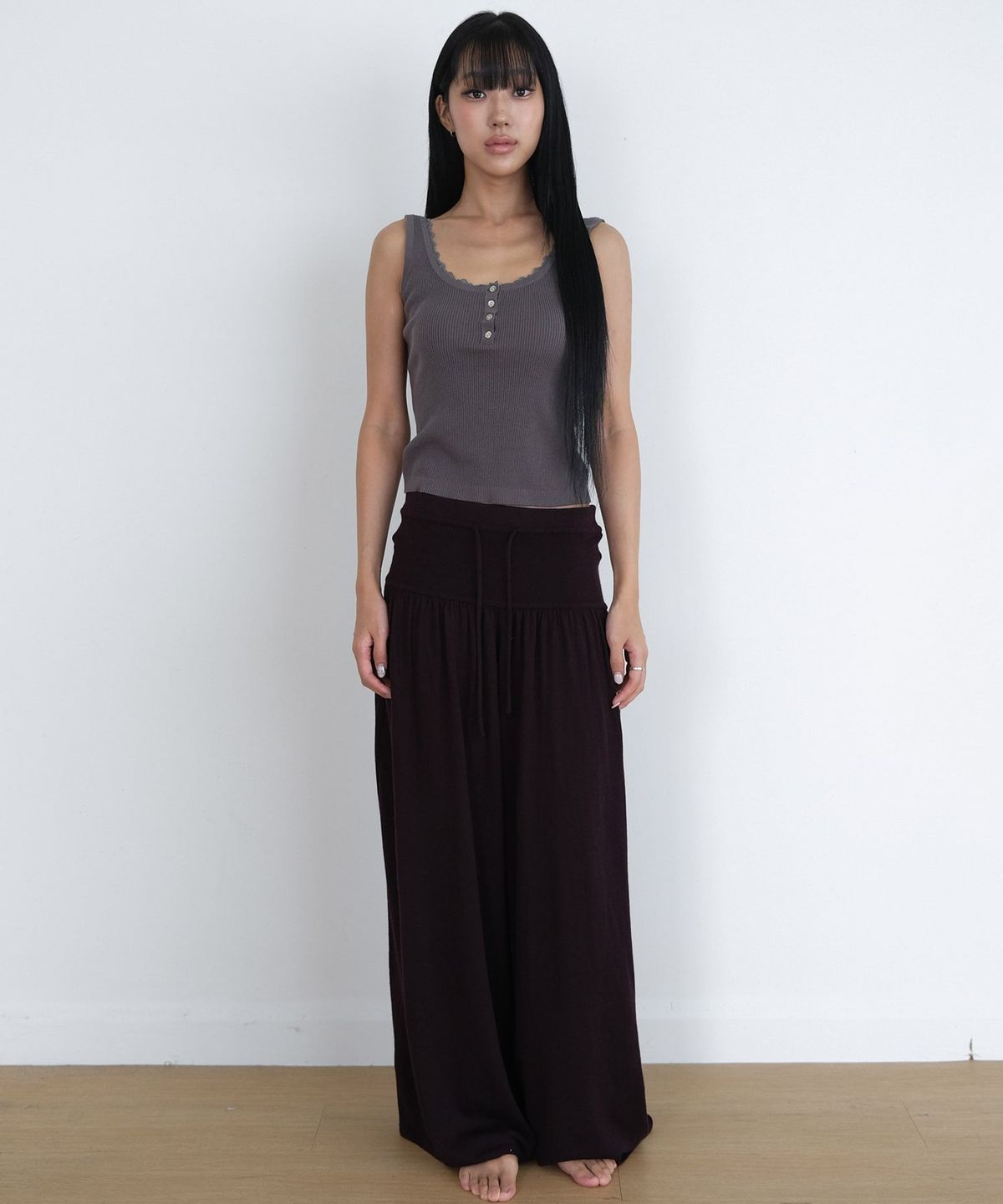 오오티엔(OOTN) LACE TRIM SLEEVELESS KNIT [CHARCOAL]