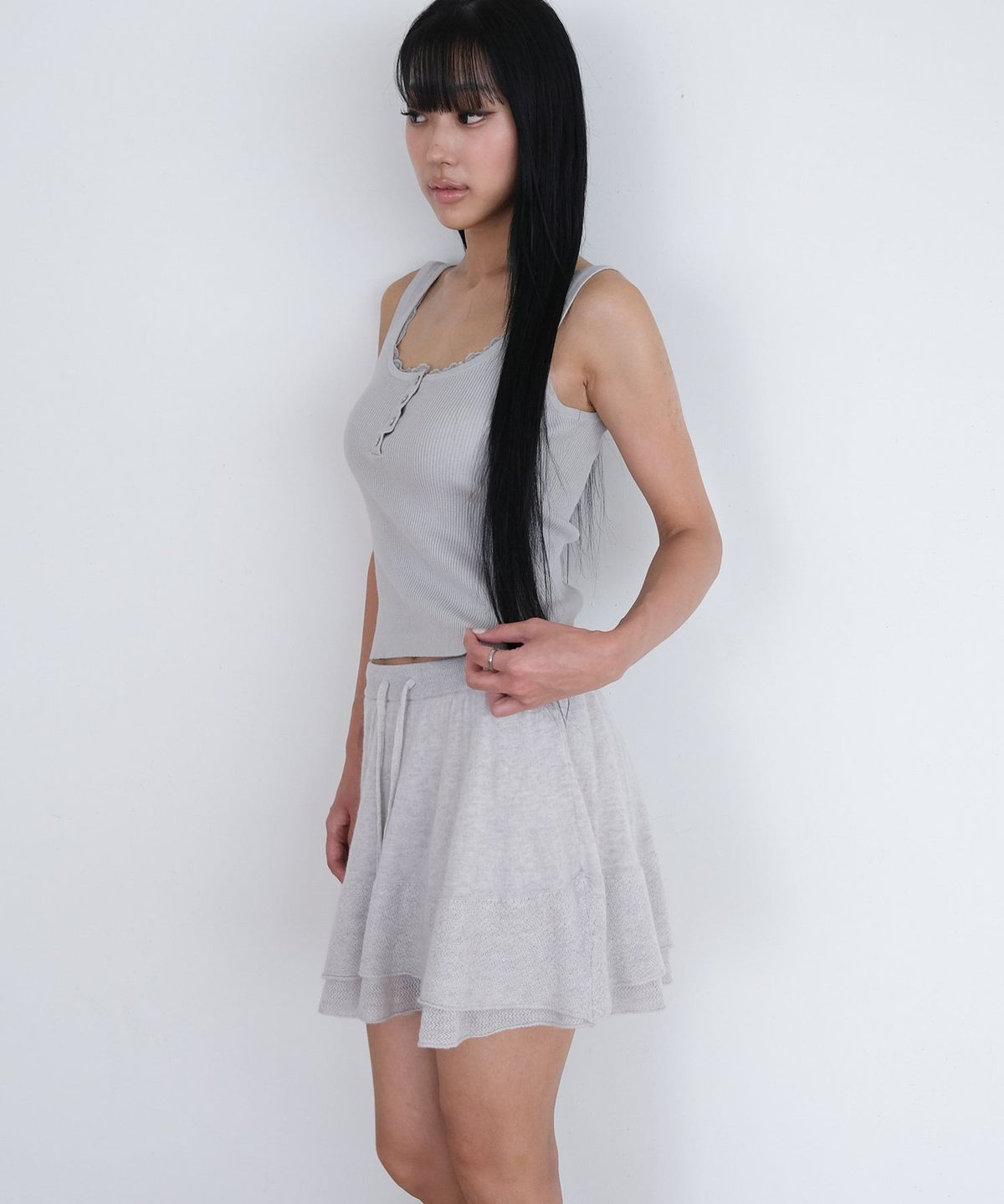 오오티엔(OOTN) LACE TRIM SLEEVELESS KNIT [GREY]