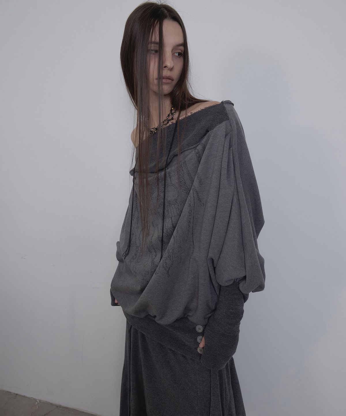 애시메트리(ASYMMETRY) ROUGH DECONSTRUCTED SWEATSHIRT / CHARCOAL