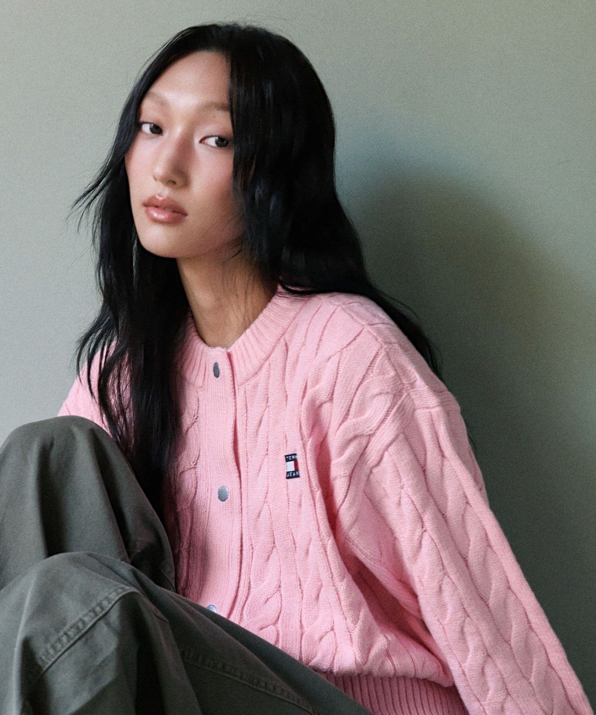 타미진스(TOMMY JEANS) 미드라이즈 배럴 핏 코튼 팬츠 (T32G7WPC10TWT1GY1)