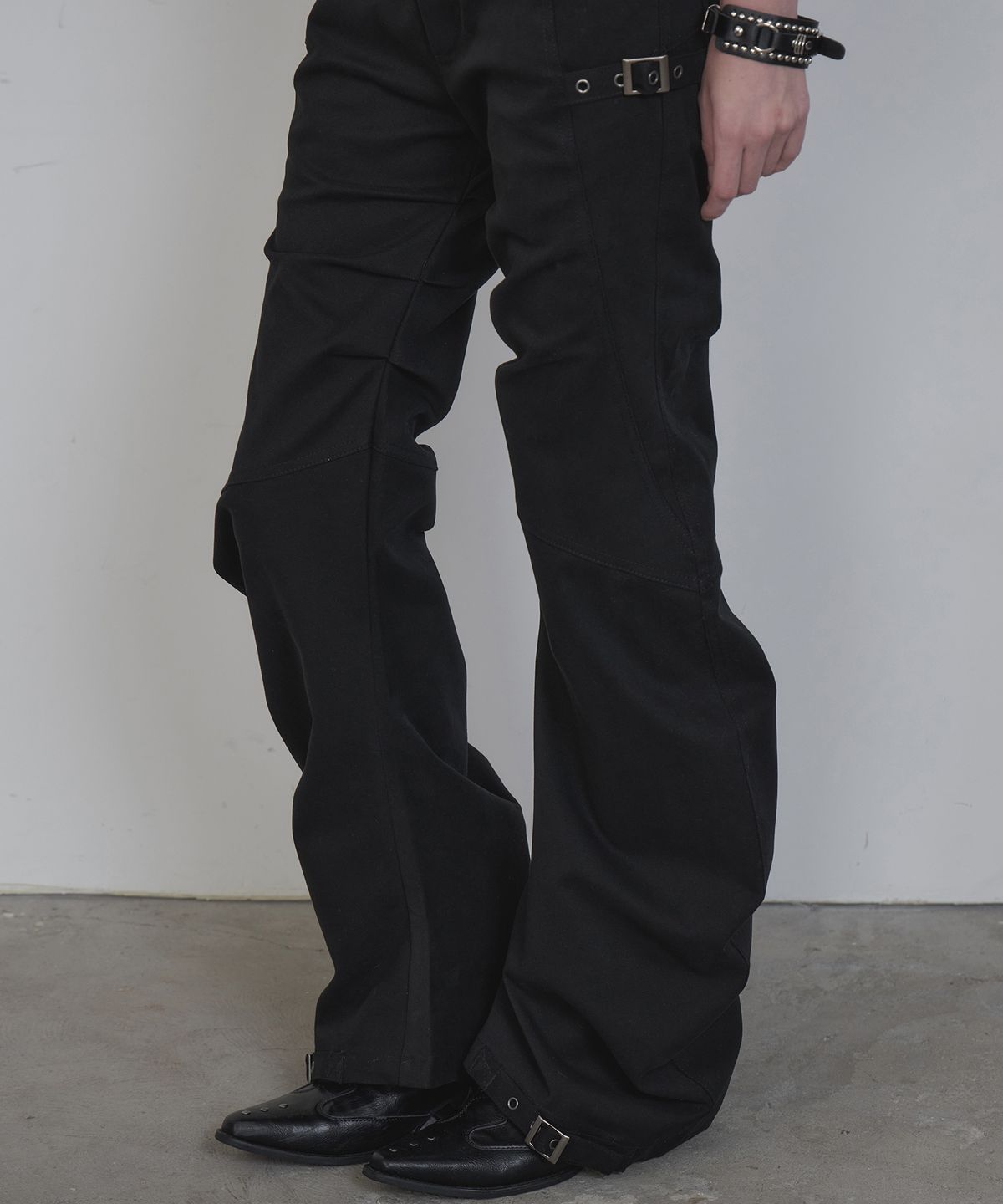 애시메트리(ASYMMETRY) BELT CURVED PANTS / BLACK