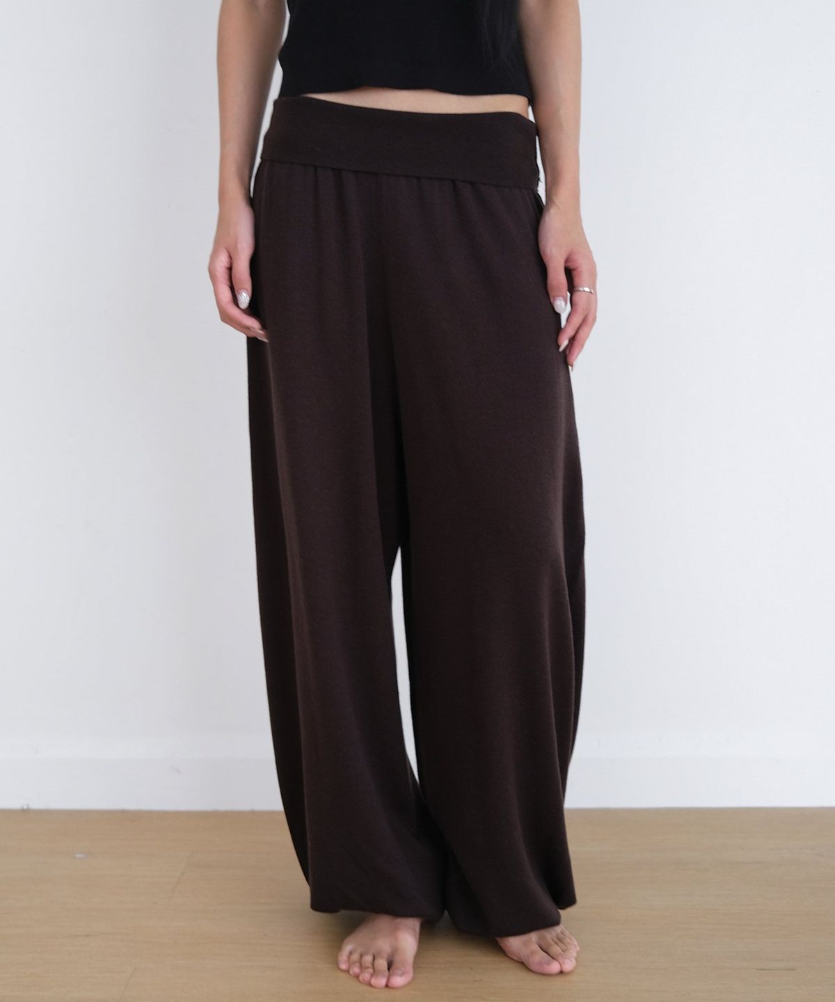 오오티엔(OOTN) WIDE BALLOON KNIT PANTS [BROWN]