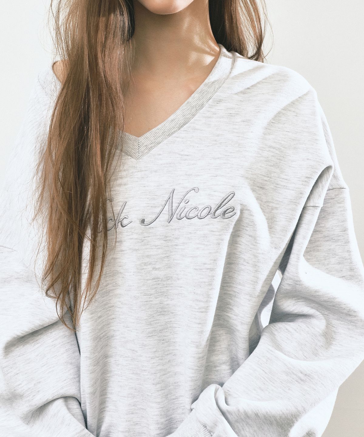 닉앤니콜(NICK&NICOLE) NICOLE LOGO V-NECK SWEATSHIRT_MELANGE