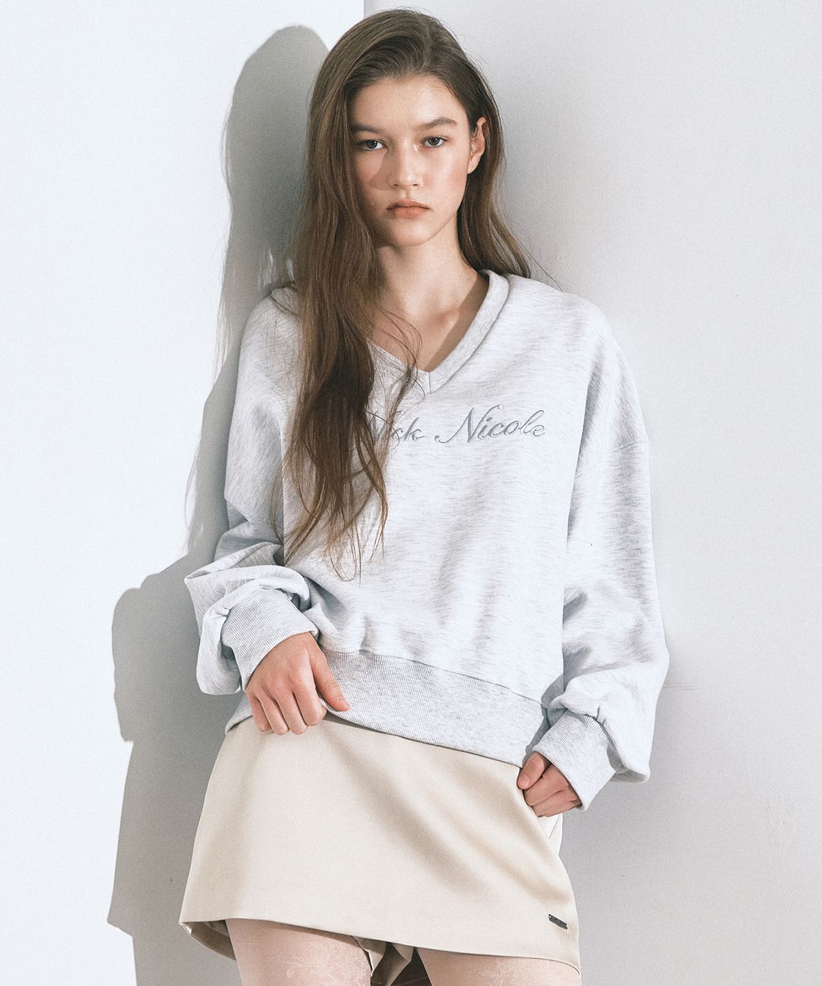 닉앤니콜(NICK&NICOLE) NICOLE LOGO V-NECK SWEATSHIRT_MELANGE