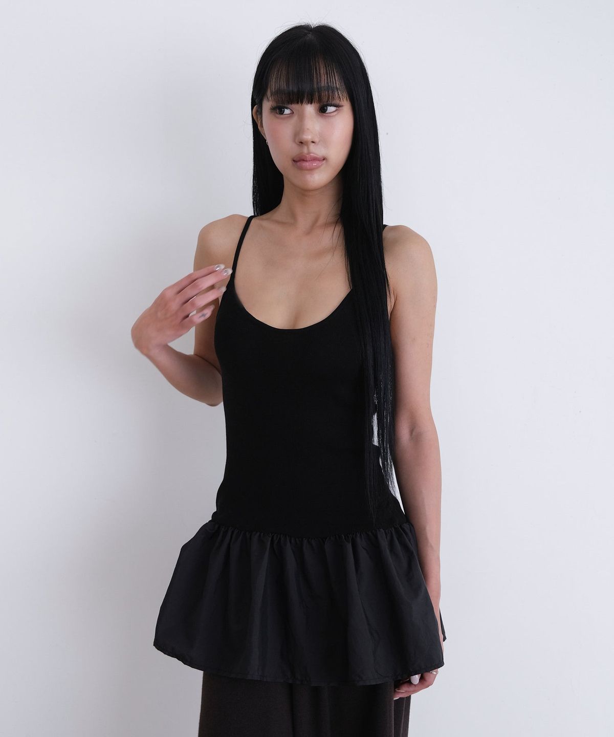 오오티엔(OOTN) PEPLUM KNIT CAMISOLE [BLACK]